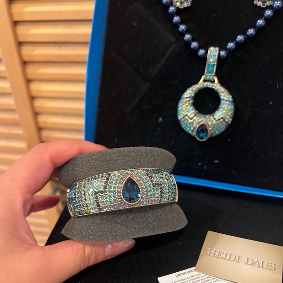 Heidi Daus Navy & Aqua Pearl & Crystal Necklace/Bracelet/Earrings Set 💙💎 - Picture 5 of 12